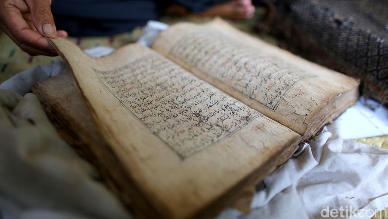 Al Quran Kuno Ini Ditulis Pakai Tangan dan Pemiliknya Misterius